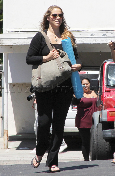 yoga Elizabeth Berkley  sunglasses pregnant spandex yoga mat car shots 