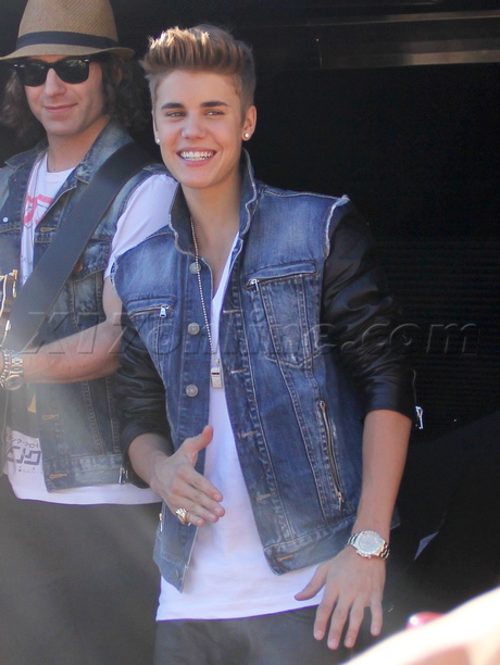 jeans Justin Bieber leather concert acoustic 