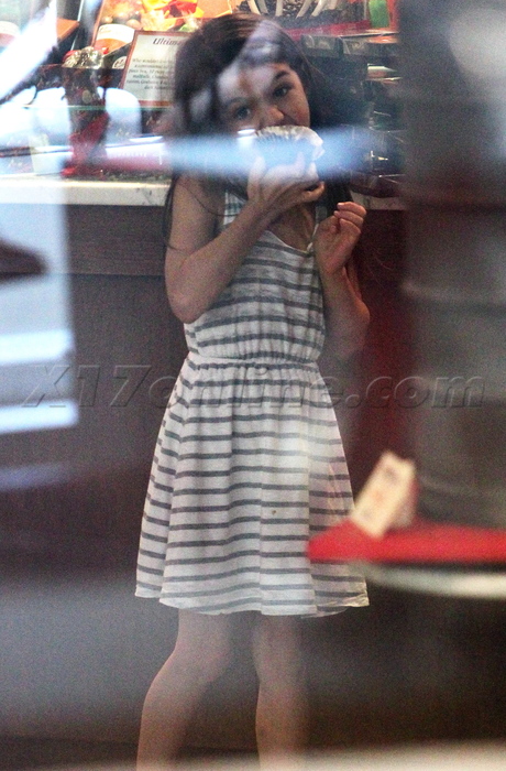 Suri Cruise, Katie Holmes NEw York cupcake