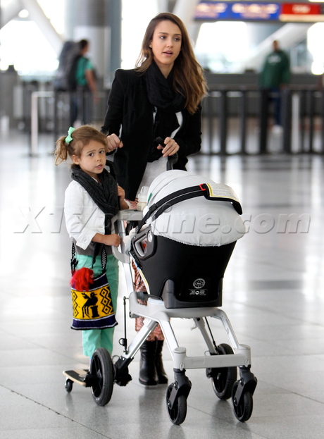 nyc airport jfk stroller jessica alba daughter cash warren 