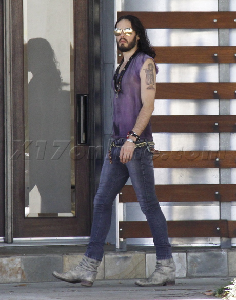 Russell Brand sunglasses texting dakota pictures hollywood 