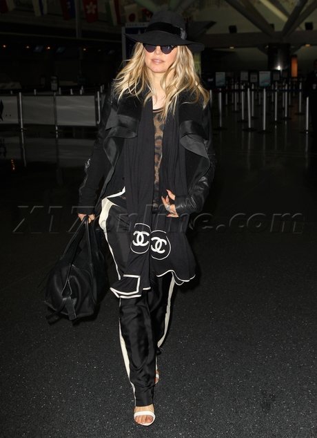 nyc Fergie jfk airport singer black eyed peas sunglasses 
