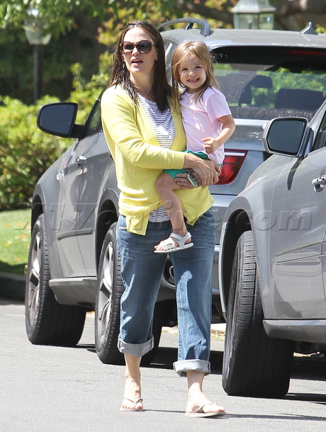 Jennifer Garner denim child party sunglasses ben affleck daughter 