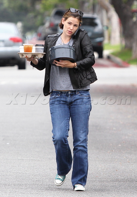 Jennifer Garner Coffee  Moving Truck New Hairdo Pony Tail 