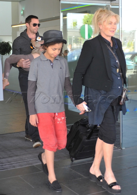 airport sunglasses child barcelona 