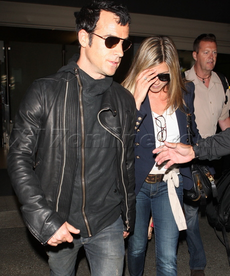 Jennifer Aniston Justin Theroux sunglasses blazer jeans lax engaged  diamond 
