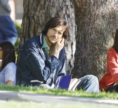 Ashton Kutcher bare feet filming set movie steve jobs