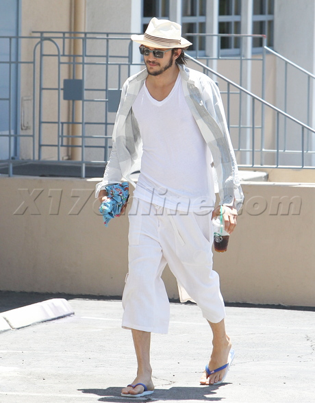 sunglasses Ashton Kutcher land rover hat reverse car trouble 