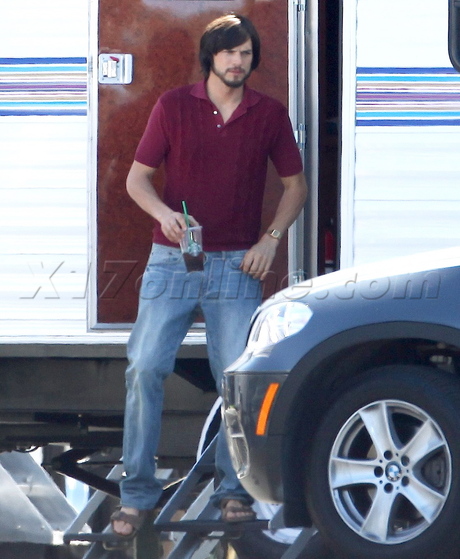Ashton Kutcher denim steve jobs apple film set 