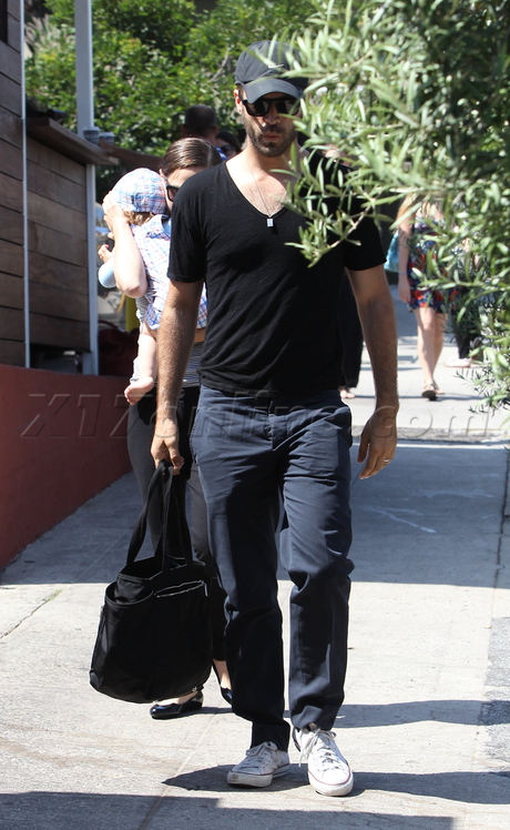 jeans Natalie Portman sunglasses baby stripes