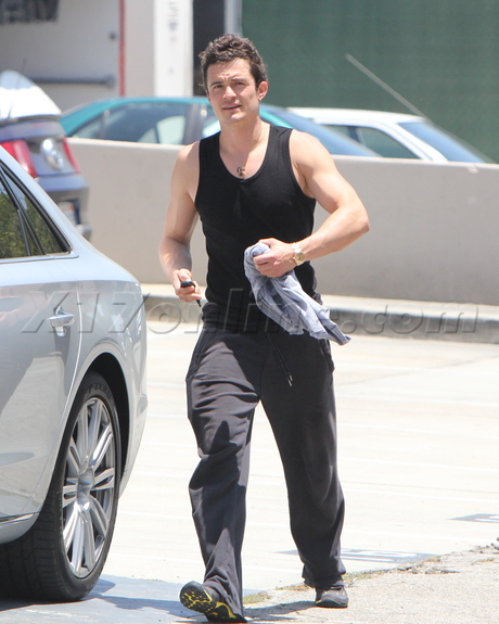 Orlando Bloom sweats tank top muscles body 