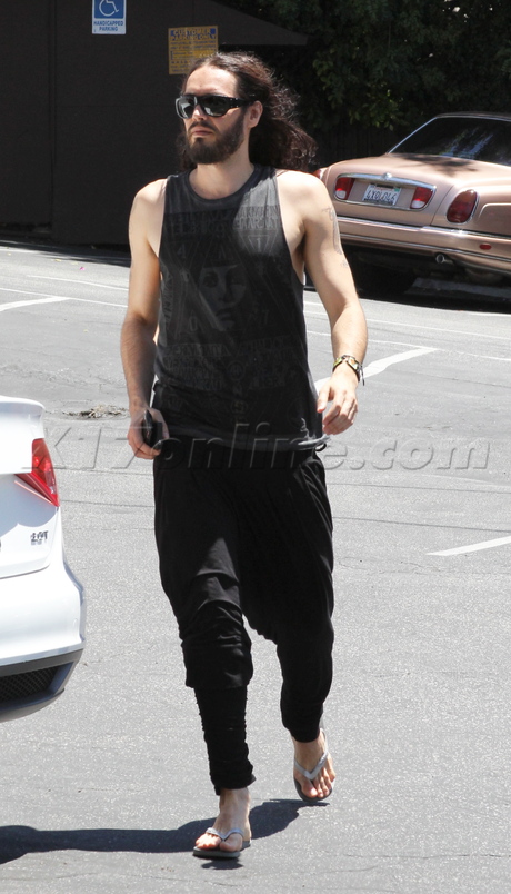 Russell Brand yoga lunch red rock range rover