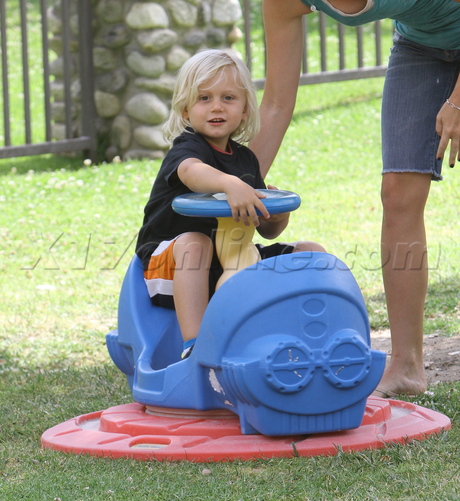 Gwen Stefani  coldwater park sunglasses playground boots jeans tank 