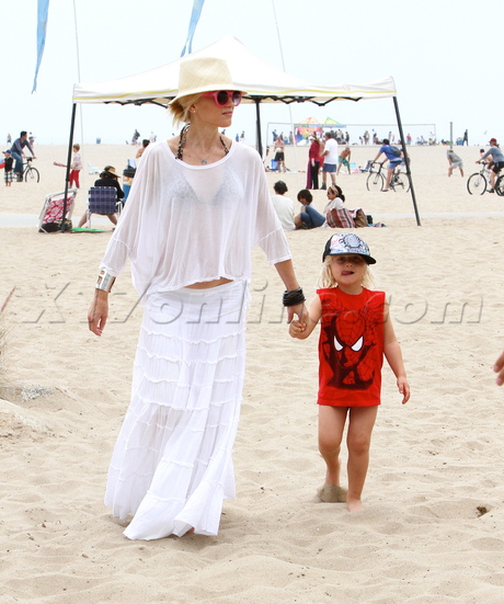 Gwen Stefani Malibu beach Kingston Zuma 