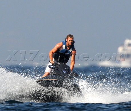 Kellan Lutz boat saint tropez shorts sunglasses twilight bikini jump ocean king kong monkey 