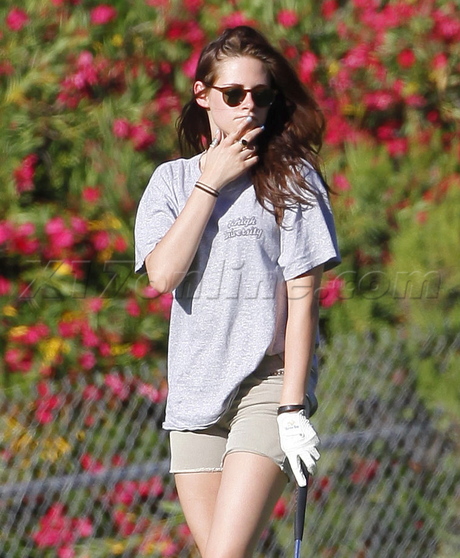 Kristen Stewart Golf shorts skeletoes