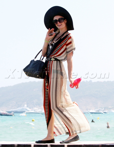 Paris Hilton Saint Tropez hat blonde