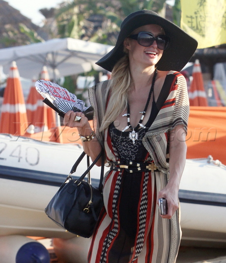 Paris Hilton Saint Tropez hat blonde 