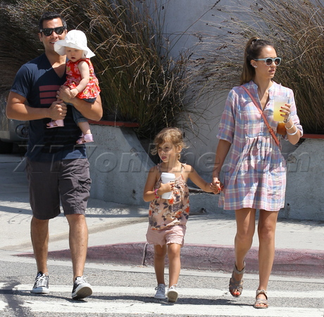 Jessica Alba  Le Pain Quotidien kitson sunglasses 
