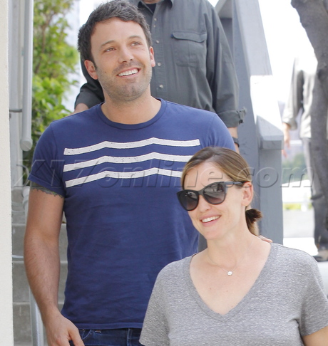 Jennifer Garner denim sunglasses daughter santa monica ben affleck tan stripes 