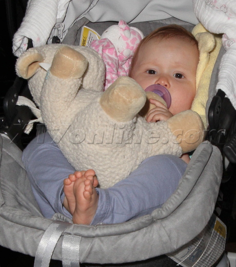 Jessica Alba airport hat children lax baby 