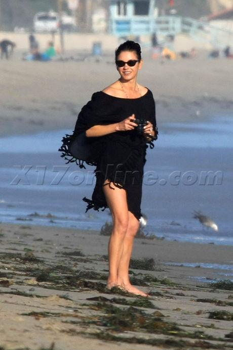 Catherine Zeta Jones sunglasses pictures camera beach malibu ocean 