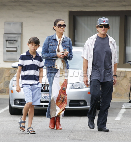 Catherine Zeta-Jones dress legs sunglasses shopping skirt shirt dylan douglas michael douglas 