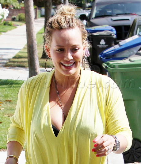 Hilary Duff Mike Comrie  jeans holding hands baby weight breast chest 