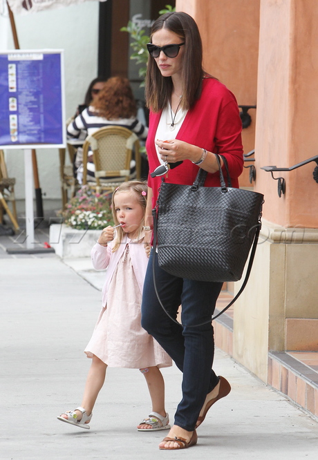 Jennifer Garner salon daughter wet hair denim purse 