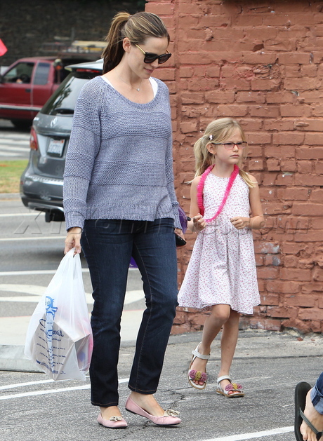Jennifer Garner denim shoes shopping daughter sunglasses harry harris brentwood 