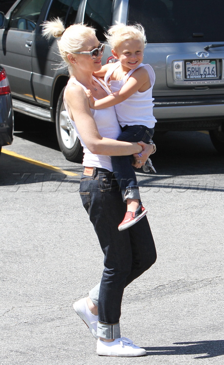 Gwen Stefani blonde singer son zuma sunglasses jeand tank