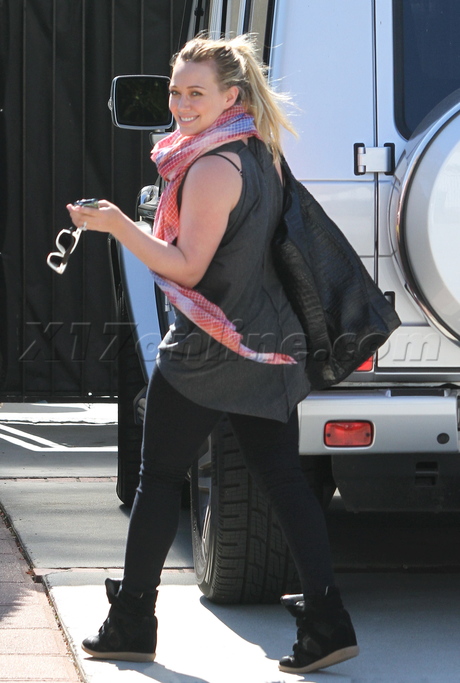 car shots Hilary Duff scarf baby weight sneakers