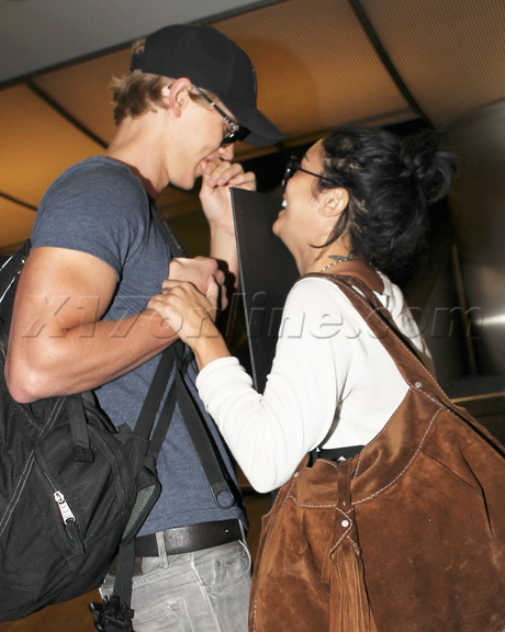 Vanessa Hudgens sunglasses lax airport austin butler 