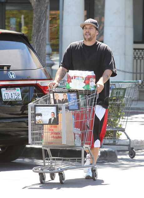 Kevin Federline water hat groceries britney spears 