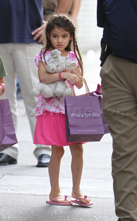 Katie Holmes scientology sunglasses tom cruise divorce Alice's Tea Cup 