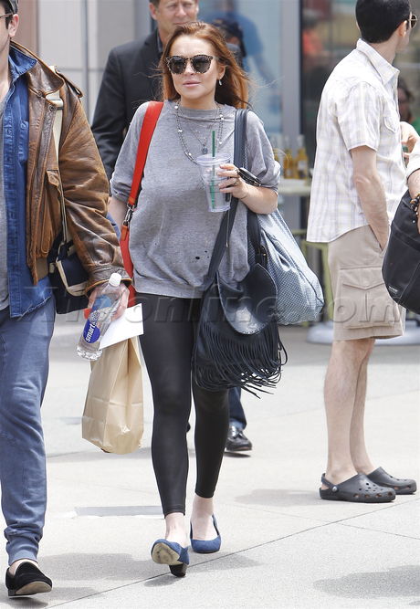 legs sunglasses shopping Lindsay Lohan dirty shirt starbucks ouzmo spandex 