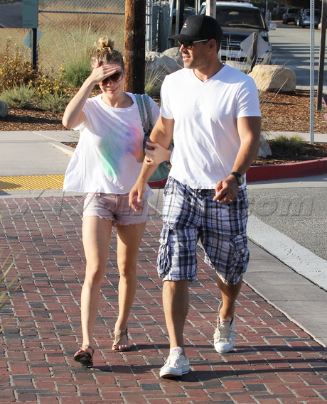 sunglasses Malibu leann rimes singer legs shorts eddie cibrian 