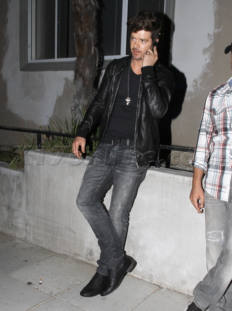 Robin Thicke porsche car accident crash smile singer