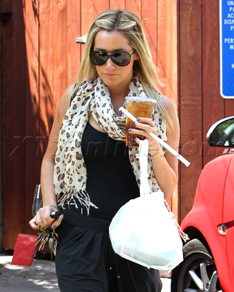 Ashley Tisdale take out scarf sunglasses blonde 