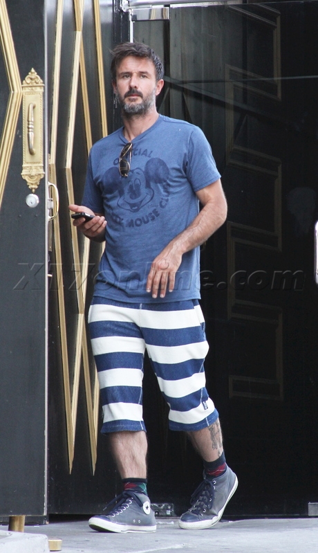  David Arquette Bootsey Bellows striped shorts tee short beard dirty ratty sneakers converse 