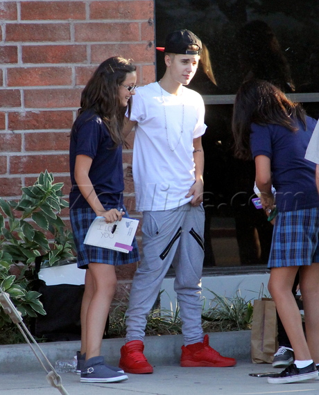 autographs Justin Bieber hat fans sneakers studio 