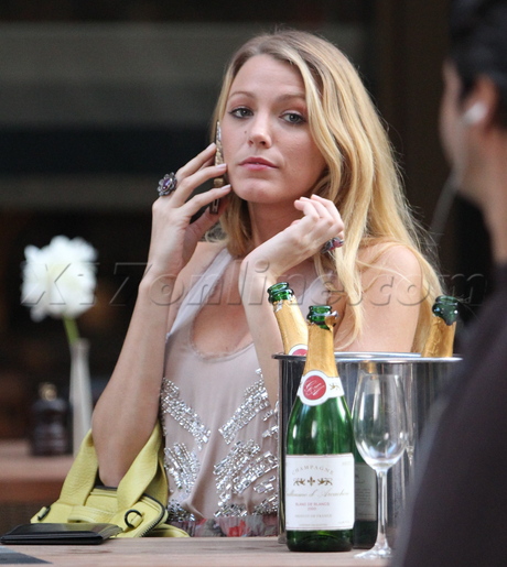 dress hair Blake Lively phone filming gossip girl
