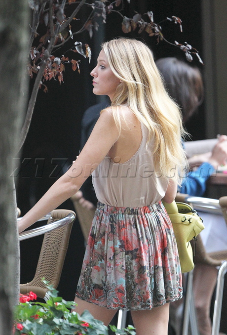 dress hair Blake Lively phone filming gossip girl