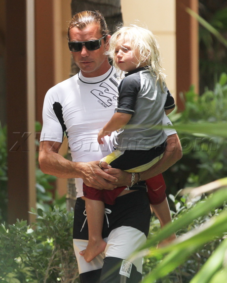 Gavin Rossdale ocean beach gwen stefani stripes sunglasses