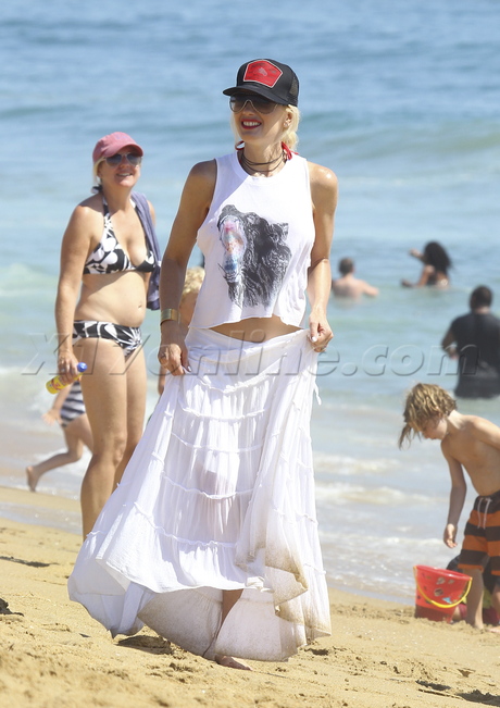 Gwen Stefani bright color skirt beach zuma kingston hat sunglasses 