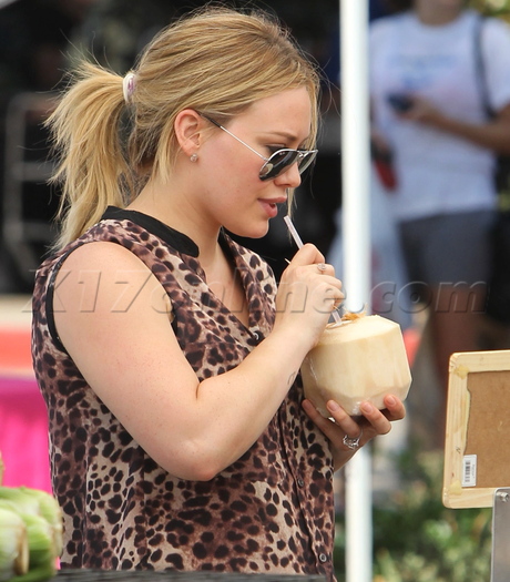 Hilary Duff coconut water farmer market