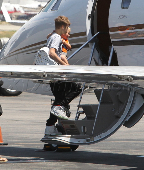 justin bieber hat Jaxon private plane