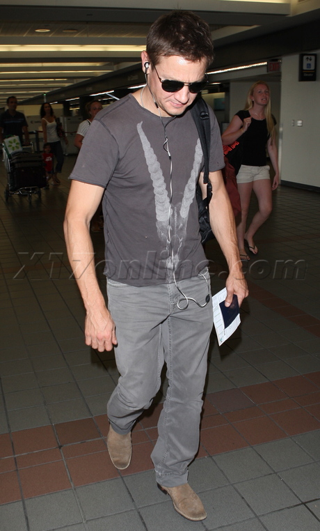 sunglasses lax airport Jeremy Renner  