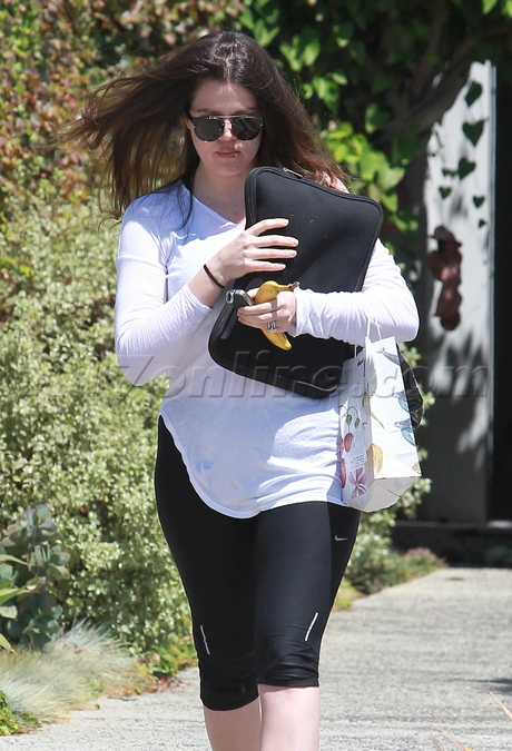 Khloe Kardashain lips spandex Andy Lecompte banana laptop 