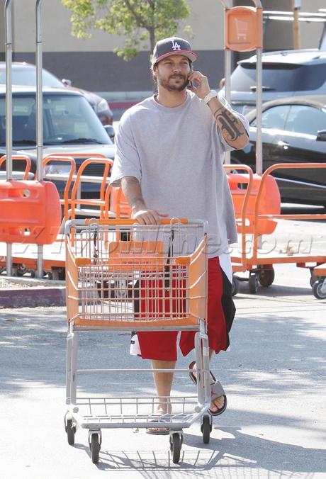 Kevin Federline home deopt weight shorts britney spears tattoo hat 